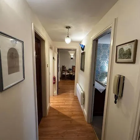 Dovera, Private Parking Included, On Windermere Daire