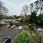 アパート Dovera, Private Parking Included, On Windermere