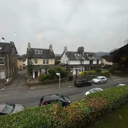 Dovera, Private Parking Included, On Windermere شقة