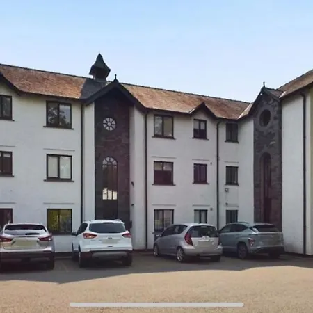 Dovera, Private Parking Included, On Windermere شقة