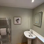 Dovera, Private Parking Included, On Windermere شقة *